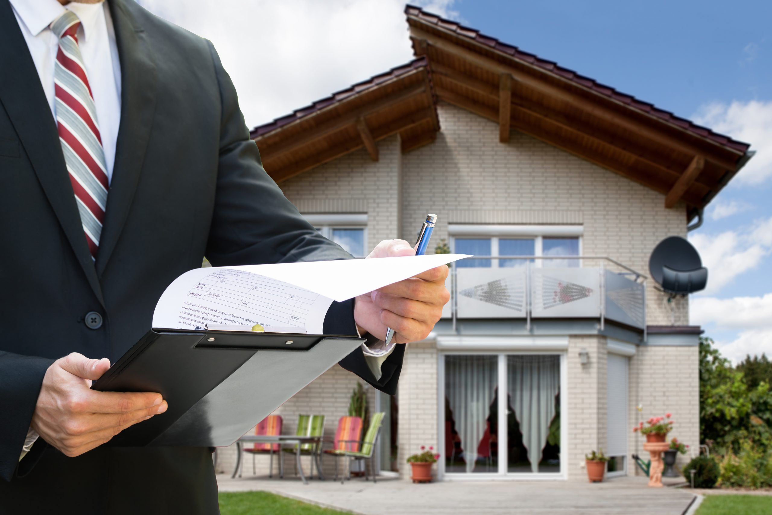 Ein Sachverständiger für Immobilienbewertung erstellt ein Wertgutachten für ein Haus